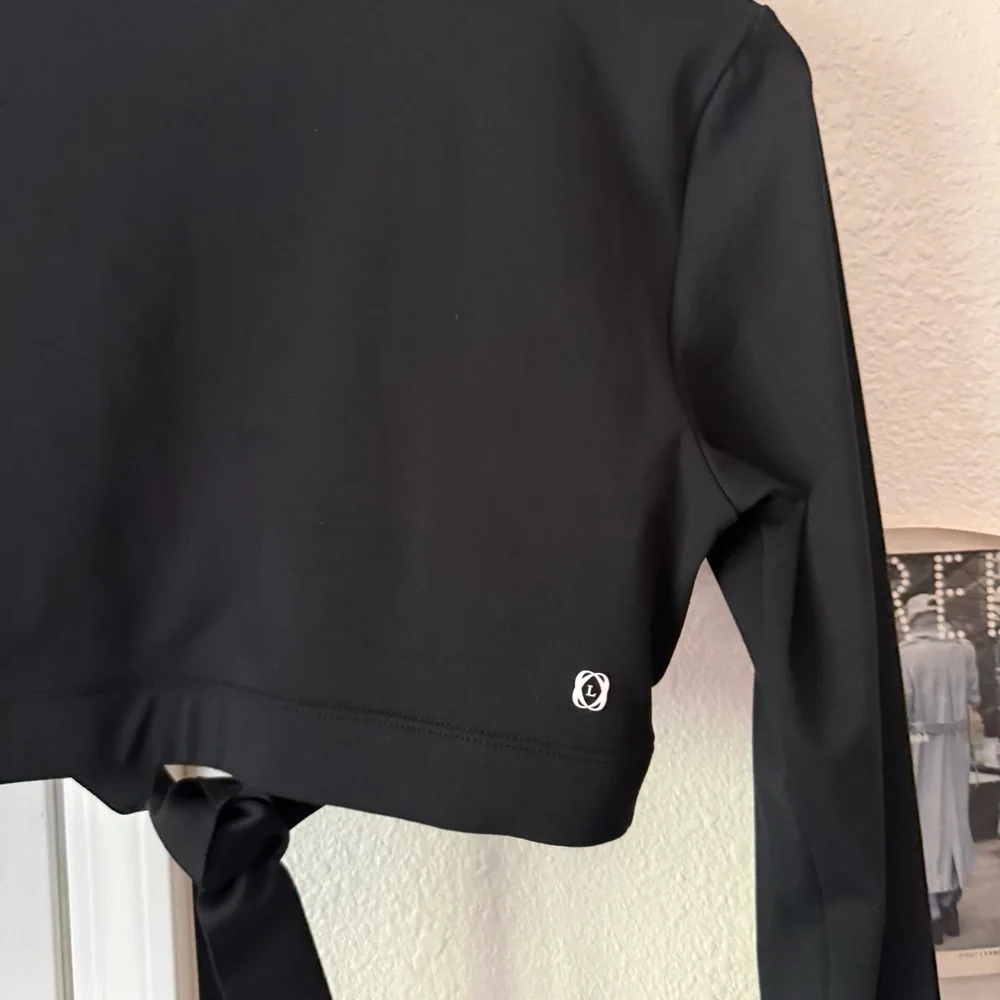 LE ORE black v neck long sleeve belted tie waist‎ cropped top